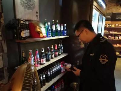 深夜利劍劃破寧靜，南海首度全鏈條出擊突檢酒類經(jīng)營(yíng)場(chǎng)所累計(jì)暫扣數(shù)百瓶三無酒品